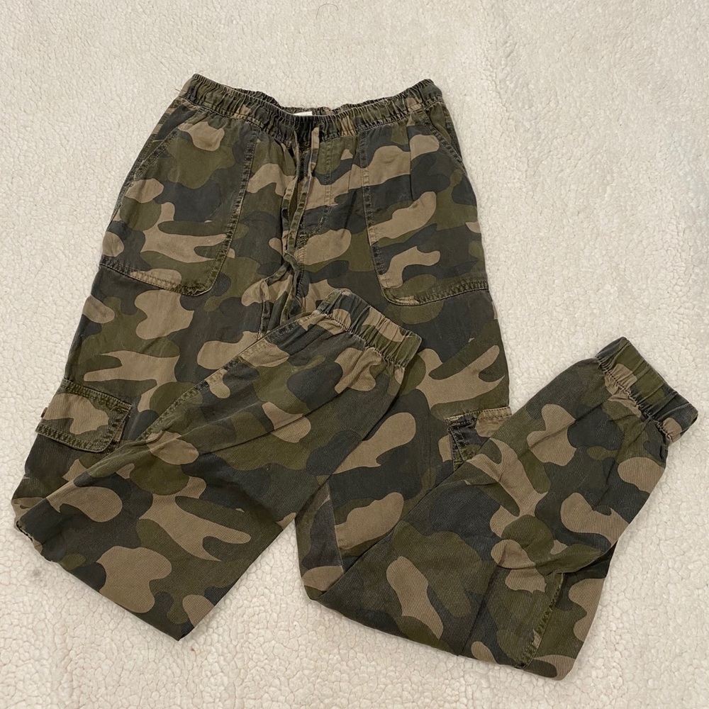 New with out tags, army green camo cargo jogger